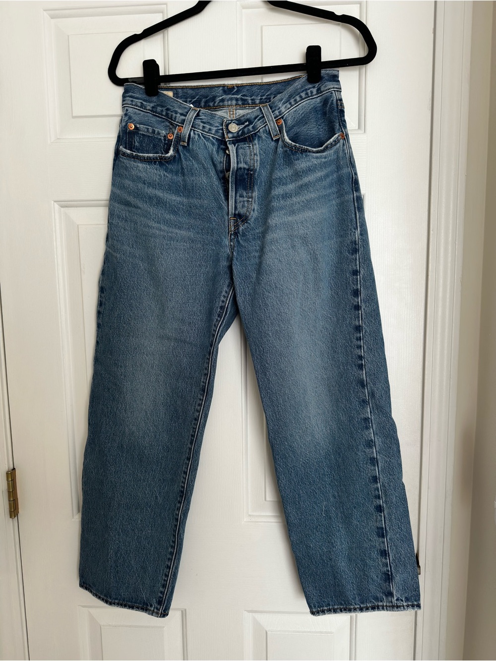 Levi's Cropped Ankle Jeans in Washed Blue Denim